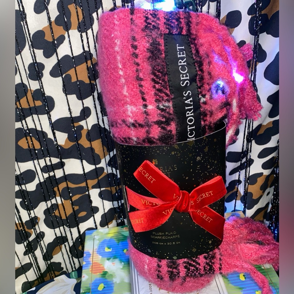 SALE! VICTORIA SECRET PLUSH PLAID SCARF